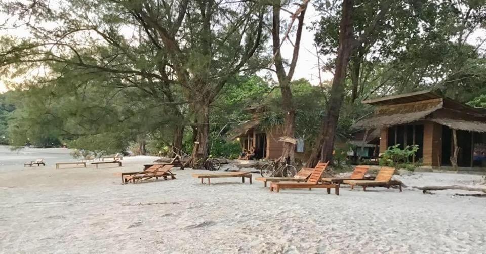 Hotel La Ong Lay Koh Phayam Esterno foto