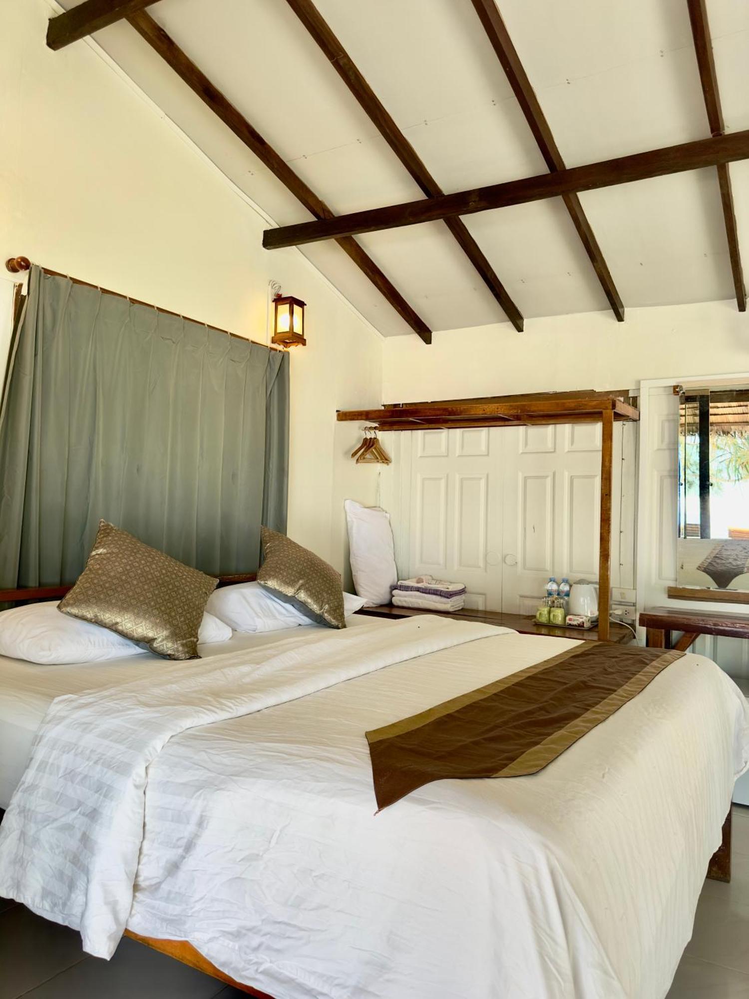 Hotel La Ong Lay Koh Phayam Esterno foto