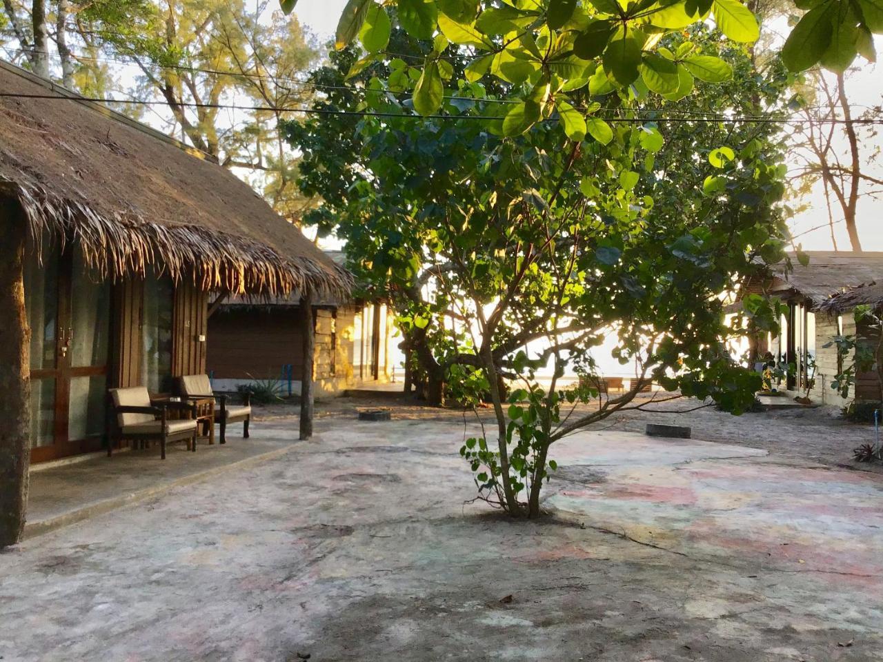 Hotel La Ong Lay Koh Phayam Esterno foto