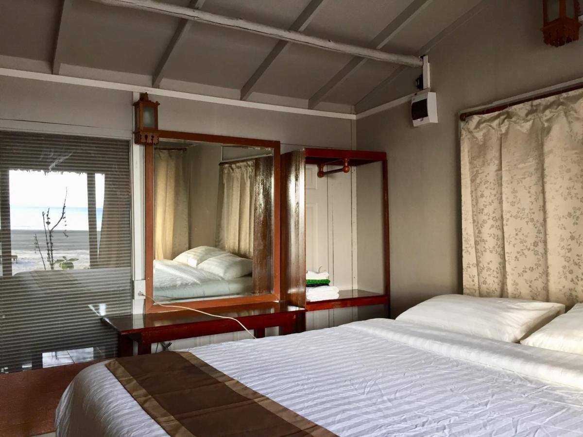 Hotel La Ong Lay Koh Phayam Esterno foto